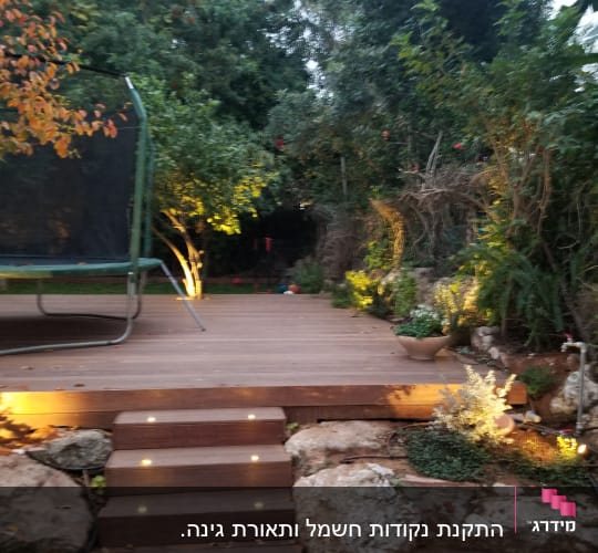 תאורת לד על מדרגות עץ בגינה